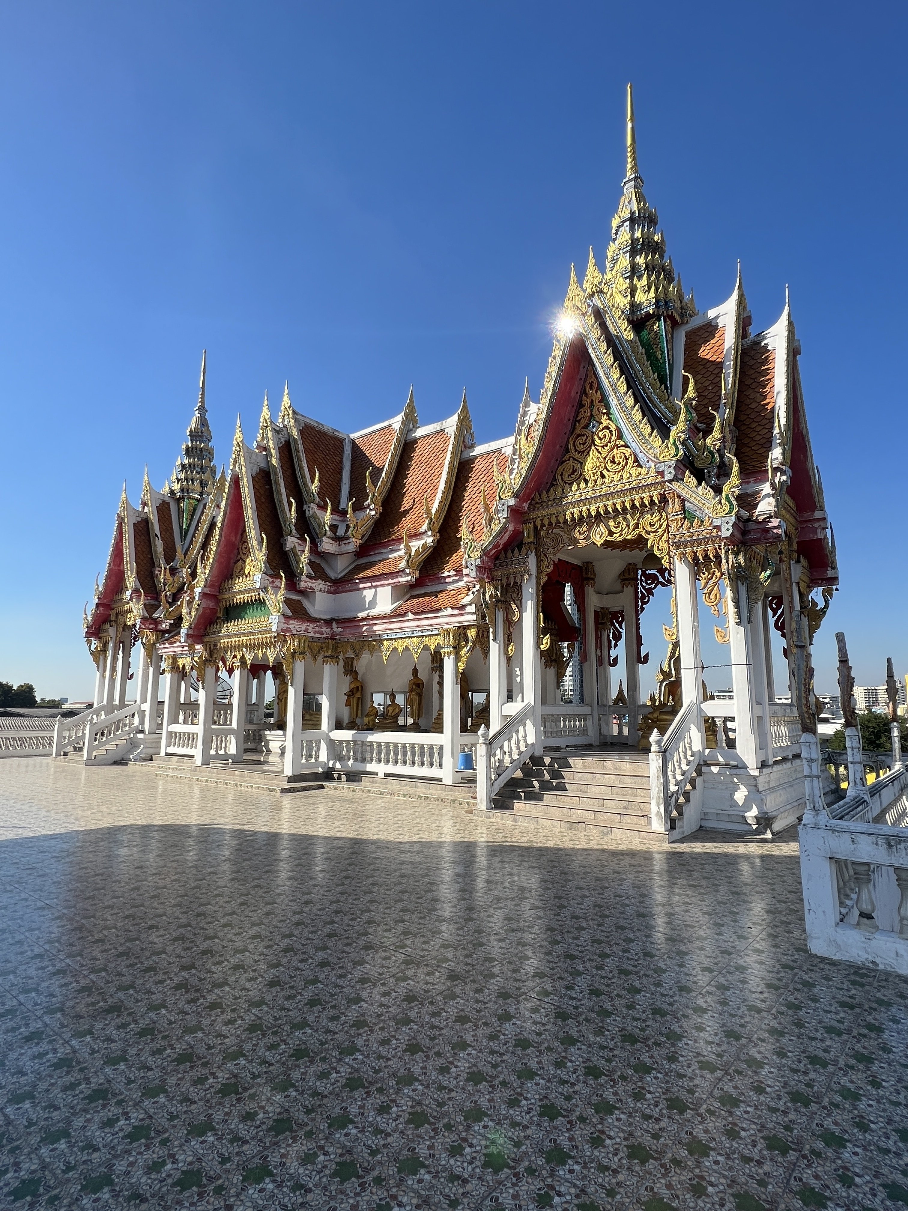 Wat Bukkhalo วัดบุคคโล & walking…