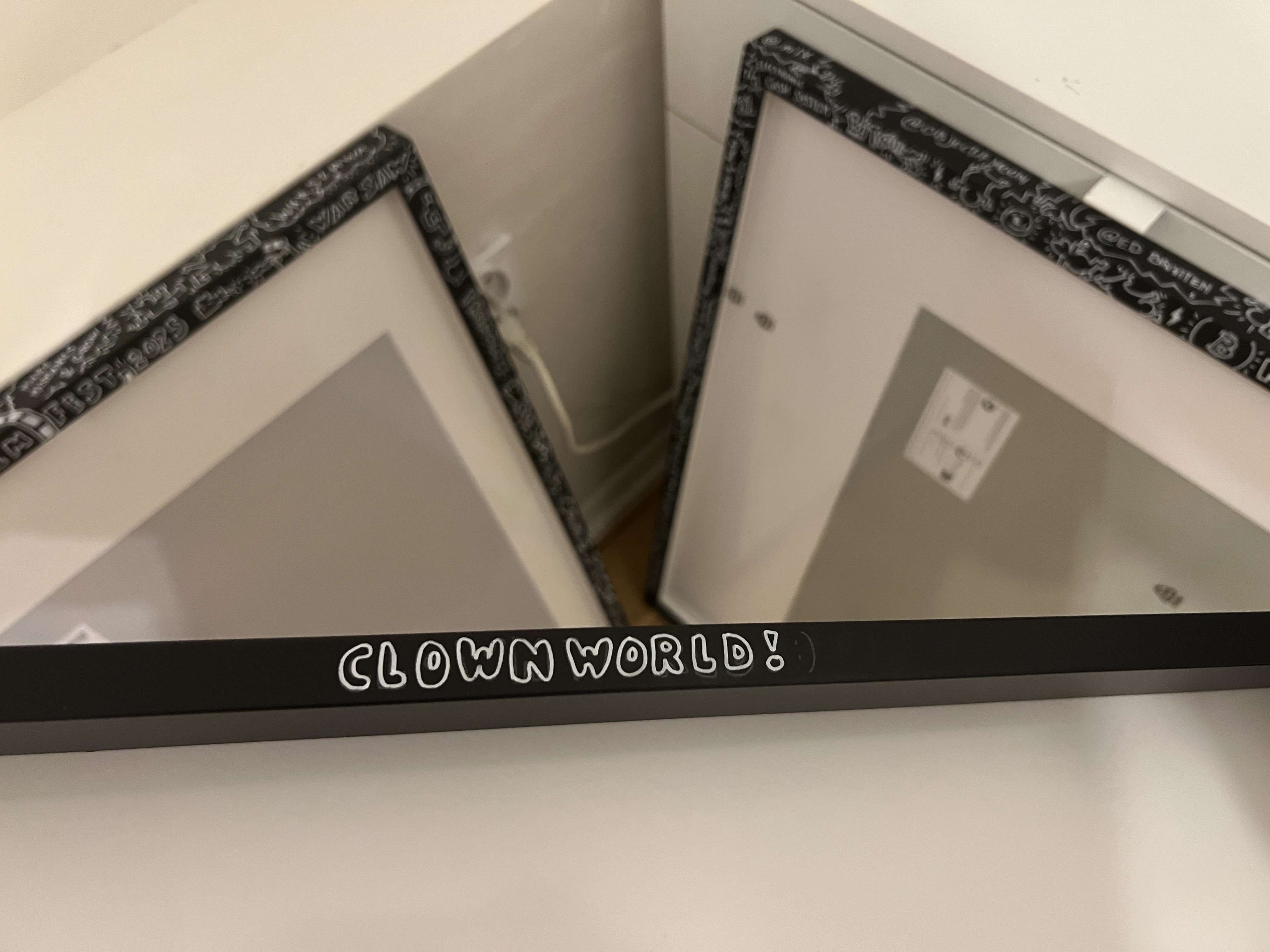 Last #art frame to paint ✍️🖼️Clownworld�…